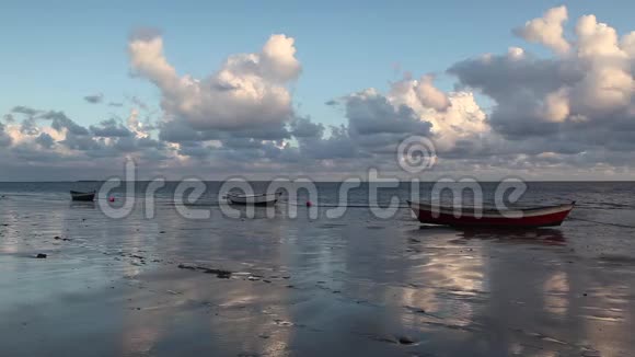 渔船在空海滩赫杰丁朱特兰丹麦视频的预览图