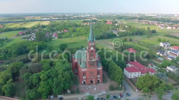 在牧场中的小城市教堂一段录音红教堂是罗马天主教堂视频的预览图