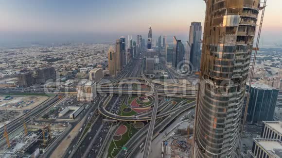 游览迪拜市区天际线昼夜不停谢赫扎耶德公路的屋顶上有许多照明塔视频的预览图