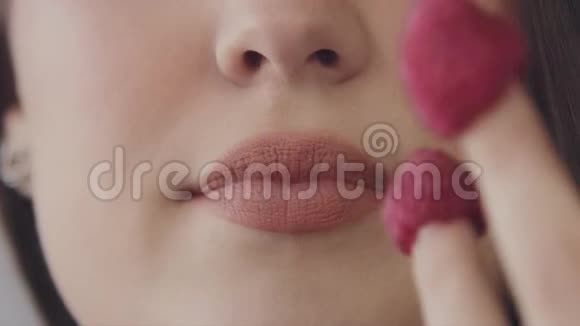 年轻的白种人长着一头直发用手指吃树莓视频的预览图