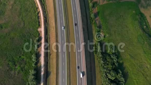 空中垂直射击汽车在路边行驶公路上的交通4无人机的K镜头视频的预览图