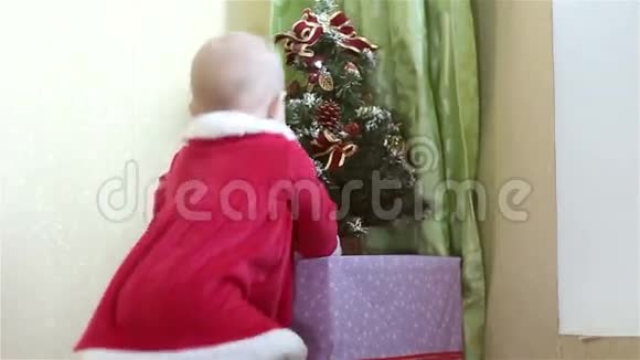婴儿掉下了圣诞树视频的预览图