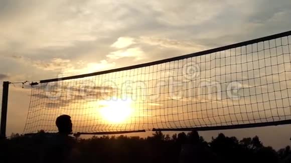 专业沙滩排球在日落慢速运动视频的预览图