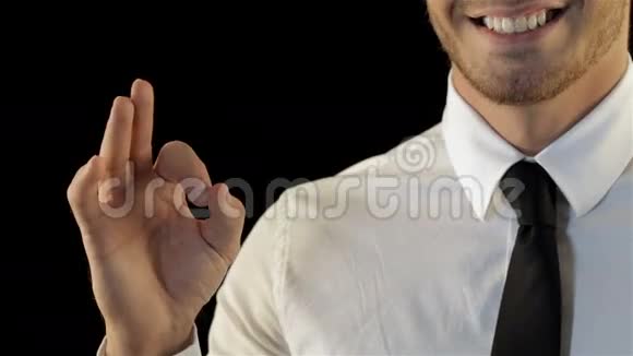 他把手指折成一个记号视频的预览图