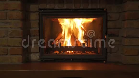 燃烧的壁炉石头壁炉里的一团炽热的火在夜晚取暖视频的预览图