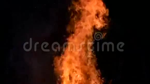 巨大的火焰在黑暗中视频的预览图