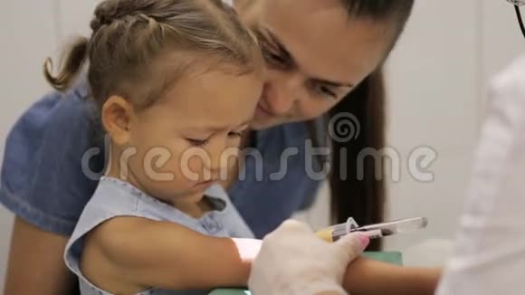 带妈妈去医院的小女孩护士取女静脉血供化验视频的预览图