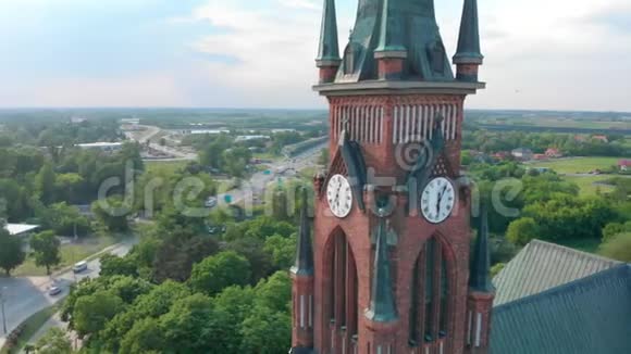 在牧场中的小城市教堂一段录音红教堂是罗马天主教堂视频的预览图