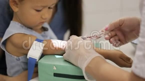 带妈妈去医院的小女孩护士取女静脉血供化验视频的预览图