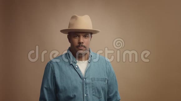 米黄色背景的混合种族黑人在画室肖像视频的预览图