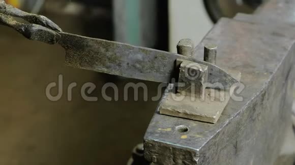 在锻造厂用金属制造刀金属硬化后刀刃的对齐视频的预览图