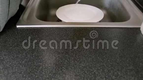 4k特写镜头年轻家庭主妇戴着防护乳胶手套在厨房洗手池洗碗视频的预览图