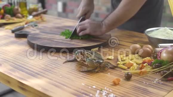 厨师烹饪切配意大利面食与新鲜海鲜海鲜餐厅意大利面食新鲜蟹肉视频的预览图