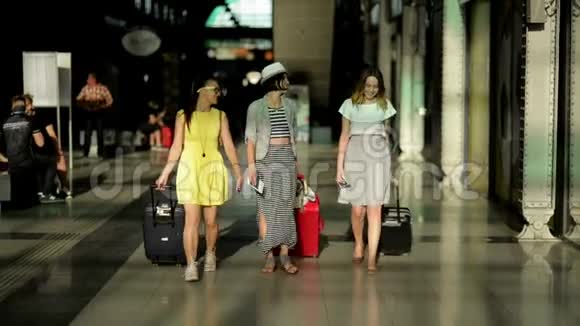 时尚三女朋友一起共度夏日之旅带证件门票和大型旅行的令人惊叹的布鲁纳特视频的预览图