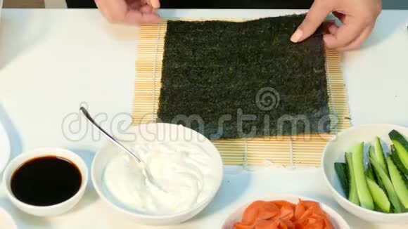厨师做寿司卷快速移动视频的预览图