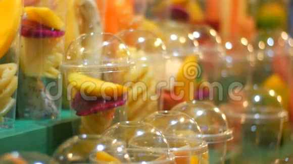 柜台上新鲜的各种水果夜市芭堤雅宗甸泰国菜他市场上的亚洲异国风味菜肴视频的预览图
