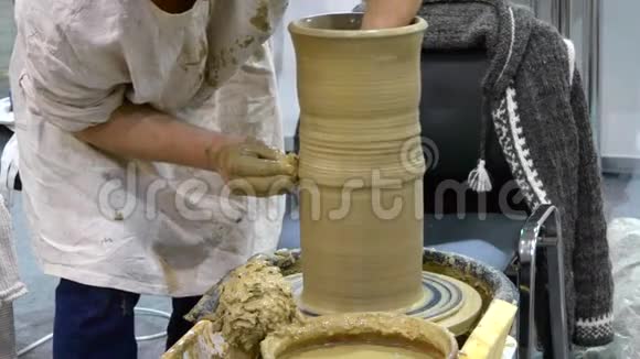 车间成型粘土在陶工的车轮特写视频的预览图