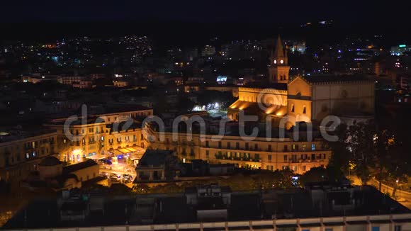 在美丽的意大利西西里岛的美丽城市梅西纳全景式的夜景可以看到当地建筑的灯光和山脉视频的预览图