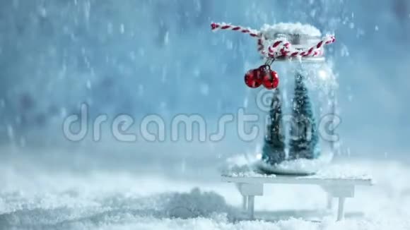 圣诞装饰品和降雪视频的预览图