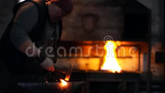 努力工作的人从金属切割中飞出的火花视频的预览图