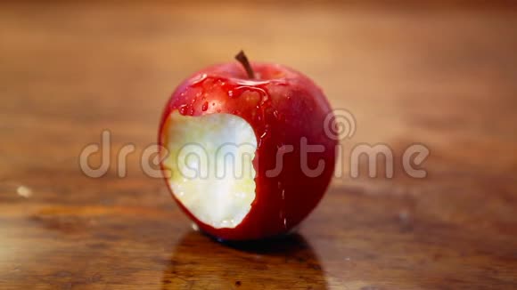 红色咬苹果的照片上面有水视频的预览图