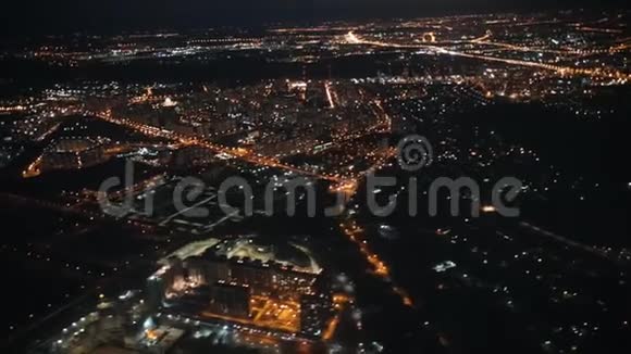 从城市窗外的飞机上看到夜间照明视频的预览图
