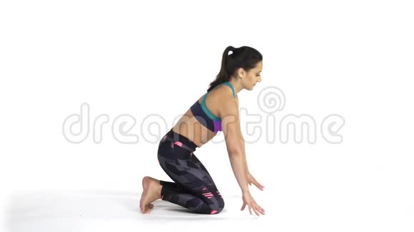 女人练习瑜伽哈努马纳萨纳分裂波塞视频的预览图