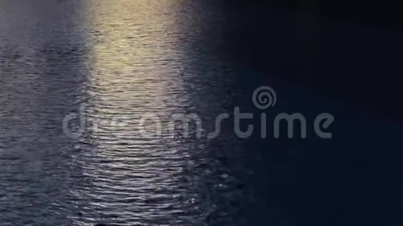 迪拜日落时波光粼粼的水视频的预览图