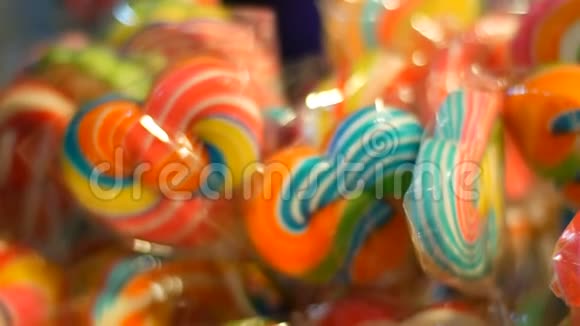 甜甜的彩色棒棒糖夜市芭堤雅宗甸泰国菜他市场上的亚洲异国风味菜肴视频的预览图