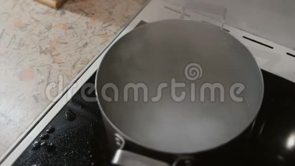 在炉子上的平底锅里煮水上景视频的预览图
