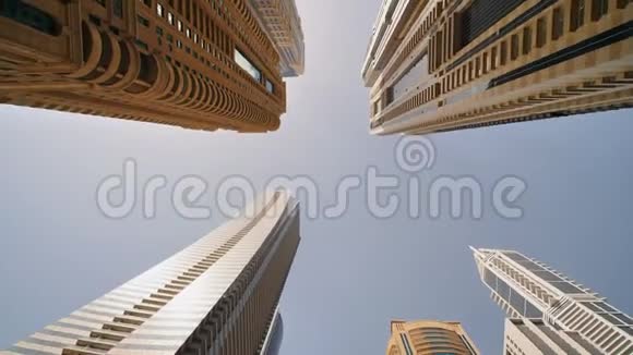 迪拜的高楼大厦在运动和旋转中射击视频的预览图