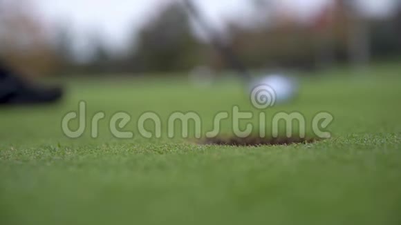 一个高尔夫球手准备在高尔夫球场开球视频的预览图