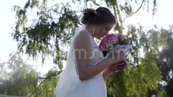 阳光下的新娘视频的预览图