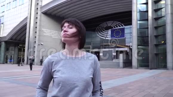 旅游女孩看着布鲁塞尔的欧洲议会比利时慢动作视频的预览图