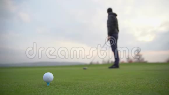 一个高尔夫球手准备在高尔夫球场开球视频的预览图