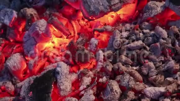明亮的炽热煤灰烧烤用视频的预览图