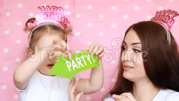 派对一家人母女在一起玩笑为庆祝做装饰生日快乐年轻人的肖像视频的预览图