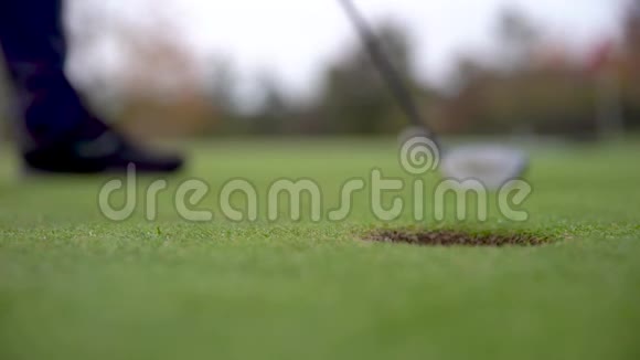 一个高尔夫球手准备在高尔夫球场开球视频的预览图