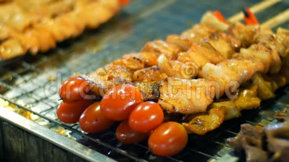 肉棒上的鸡肉用西红柿从鸡肉中烤串夜市芭堤雅宗甸泰国菜亚洲视频的预览图