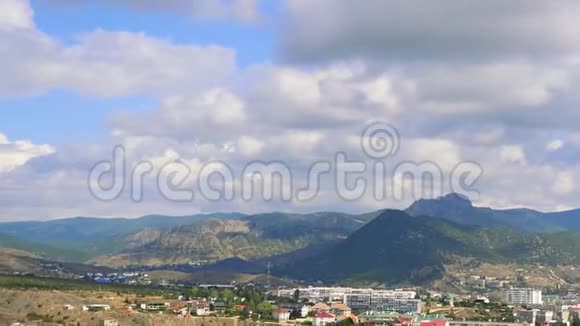热那亚堡垒苏达克克里米亚群山映衬蓝天白云海象的云彩穿过蓝天视频的预览图