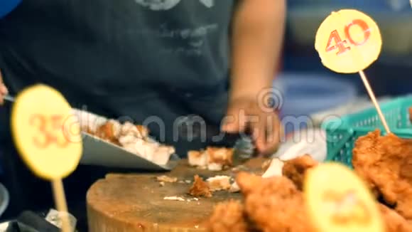 一个女人在面包中拿起切碎的鸡肉用一个特殊的铲子做食物夜市芭堤雅宗甸泰国视频的预览图