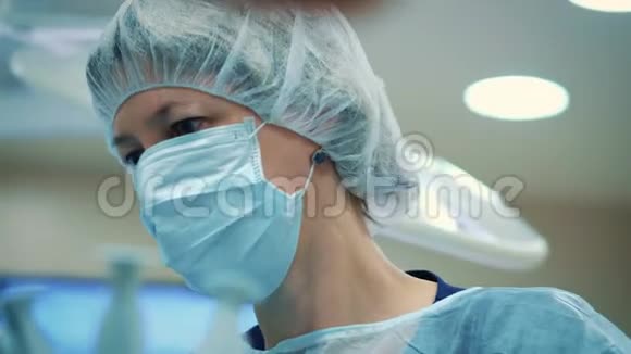 做手术的男性外科医生的特写镜头工作中外科医生的肖像在重症监护中拯救生命视频的预览图