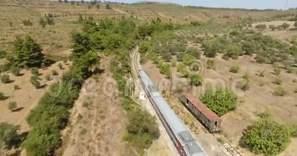 柴油动力列车航拍视频的预览图