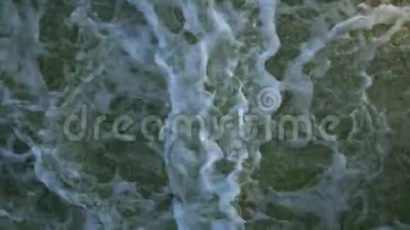 河坝上的水流从河闸喷出形成波浪特写视频的预览图