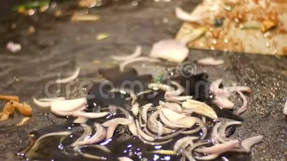 用煎锅中的鸡蛋和海鲜准备泰国泰国面条洋葱用油在煎锅里煎夜间市场视频的预览图
