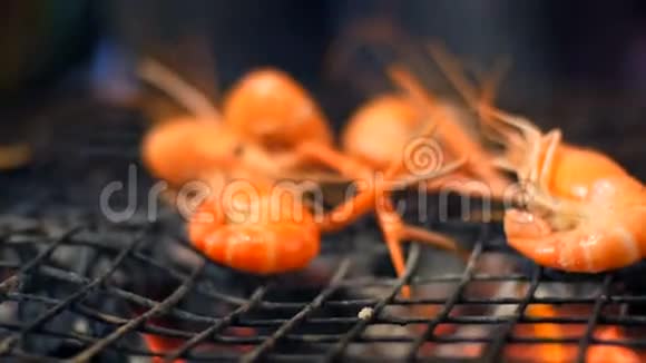 虾被烤过用钳子翻过来夜市芭堤雅宗甸泰国菜他的亚洲特色菜视频的预览图