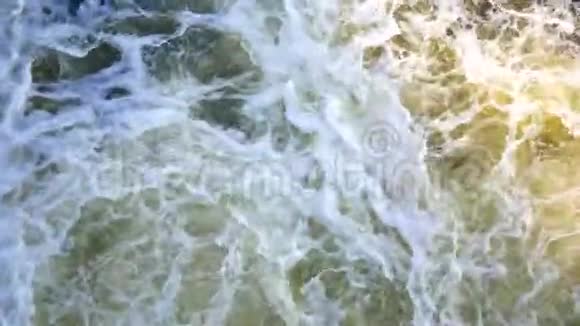 大海或河流中湍急的水流大自然的力量迷人的背景视频的预览图