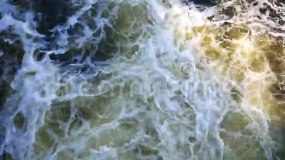 河坝上的水流从河闸喷出形成波浪特写视频的预览图