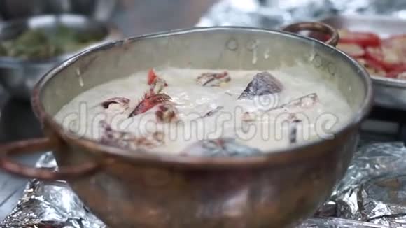 用牛奶和酒酱煮龙虾视频的预览图