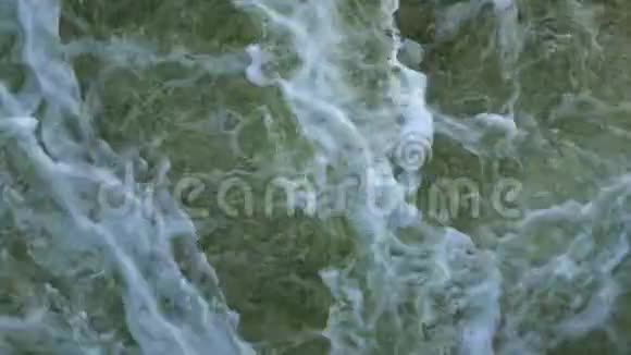 大海或河流中湍急的水流大自然的力量迷人的背景视频的预览图